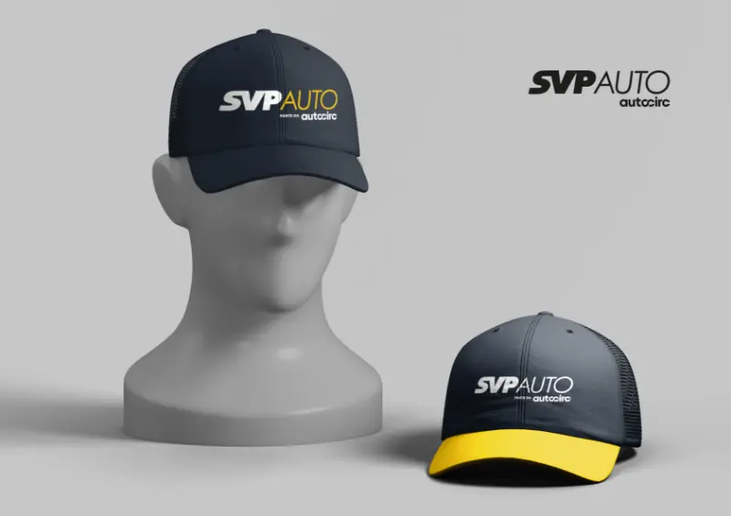 SVP Auto- Fardamento Mockup de dois bonés azuis, fardamento realizado para a SVP Auto pela OURS Team